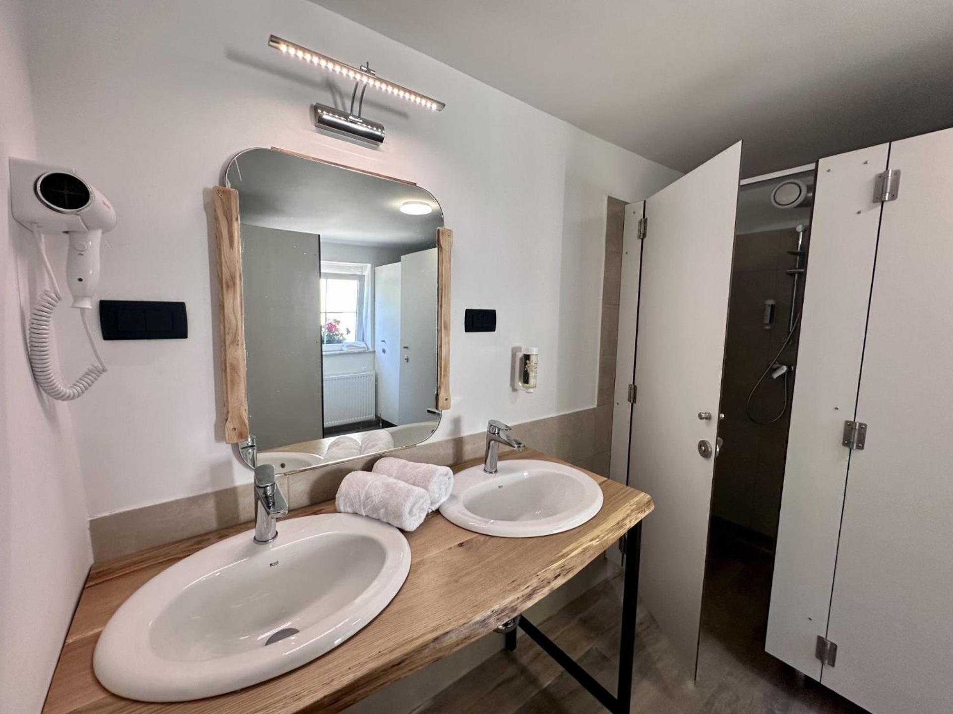 Bajta Kroparica Exteriör bild